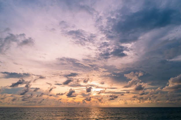 cielo blu con sfondo di nuvole minuscole sul mare in Thailandia.