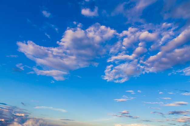 cielo blu con sfondo di nuvole minuscole