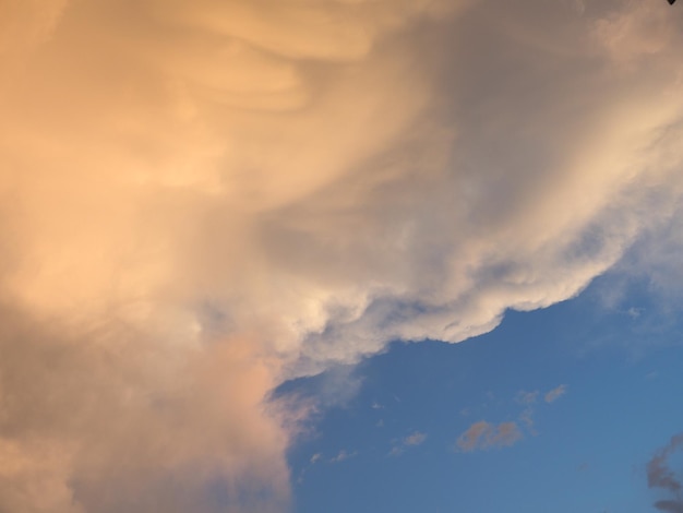 Cielo blu con sfondo di nuvole rosse