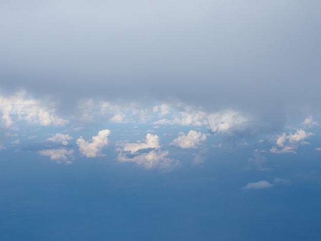 Cielo blu con sfondo di nuvole visto dall'aereo in volo