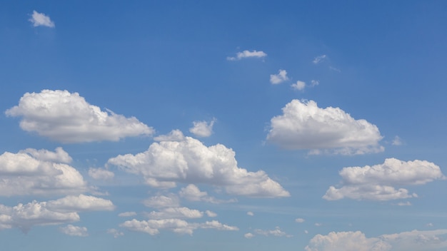 Cielo blu con sfondo di nuvole.