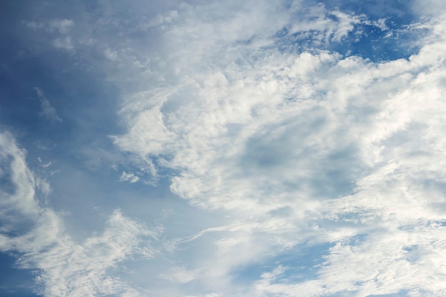 Cielo blu con sfondo di nuvole