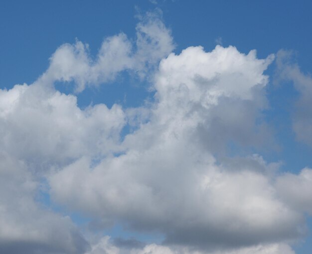 Cielo blu con sfondo di nuvole