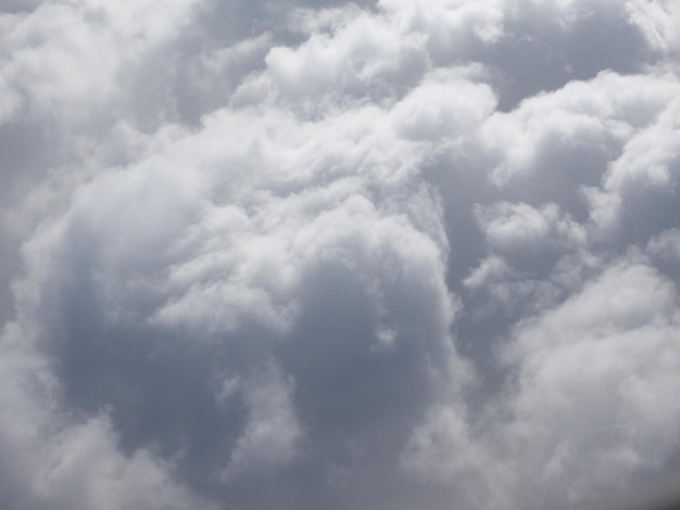 Cielo blu con sfondo di nuvole