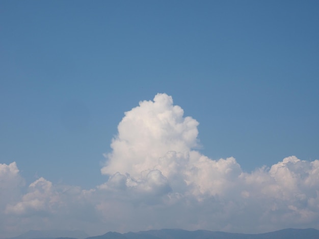 Cielo blu con sfondo di nuvole