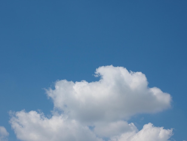 Cielo blu con sfondo di nuvole
