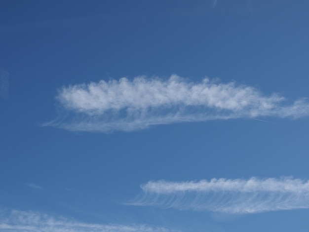 Cielo blu con sfondo di nuvole