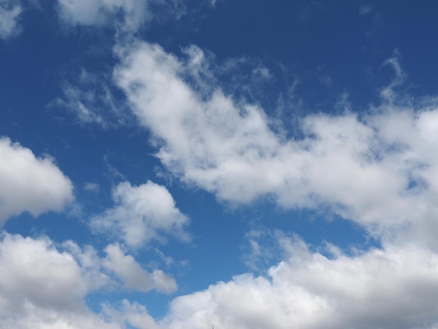 Cielo blu con sfondo di nuvole