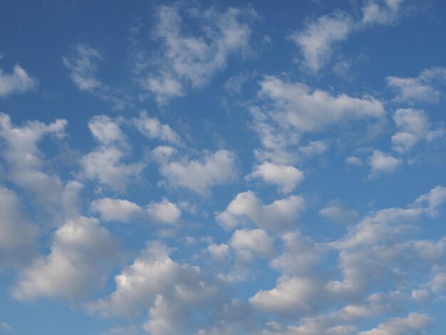 Cielo blu con sfondo di nuvole