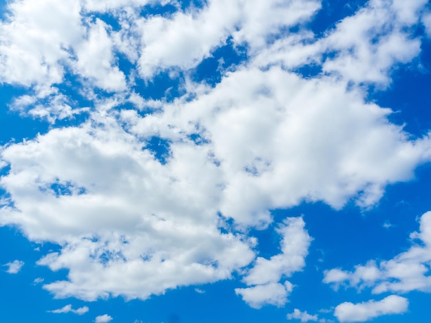 Cielo blu con sfondo nuvole