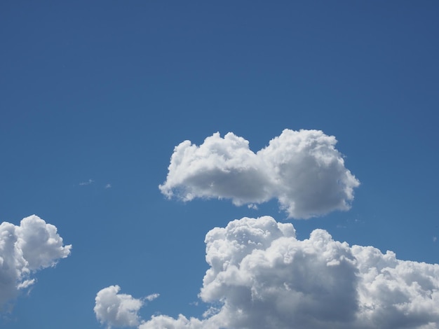 Cielo blu con sfondo nuvole