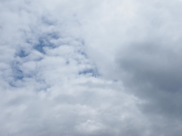 Cielo blu con sfondo nuvole