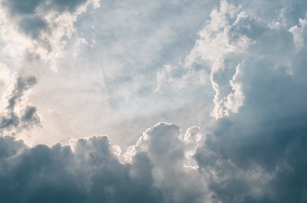 Cielo blu con soffici nuvole bianche e raggi di sole