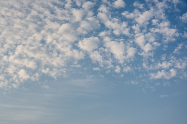 Cielo blu con tante piccole nuvole bianche e soffici