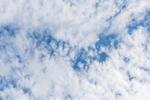 Cielo blu con tempo di luce solare nuvole. giorno di luce solare estiva. sfondo della natura e il concetto di trama.