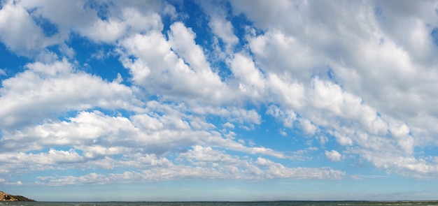 Cielo blu di altezza sopra la superficie del mare con le nuvole. Un'immagine del punto di quattro colpi.