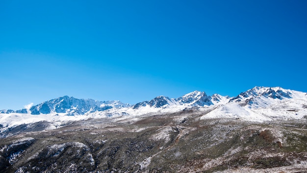 Cielo blu di montagna neve