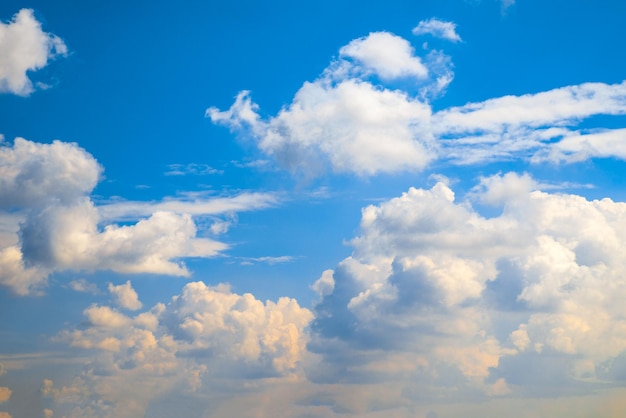 cielo blu diurno con nuvole bianche per lo sfondo.