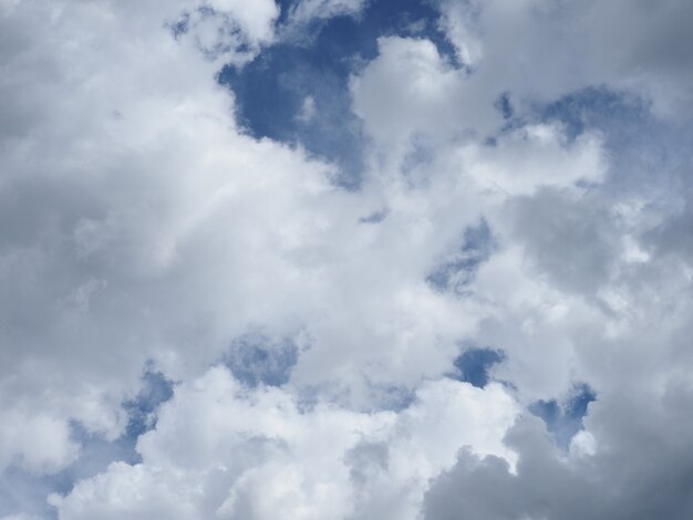 Cielo blu drammatico con sfondo di nuvole