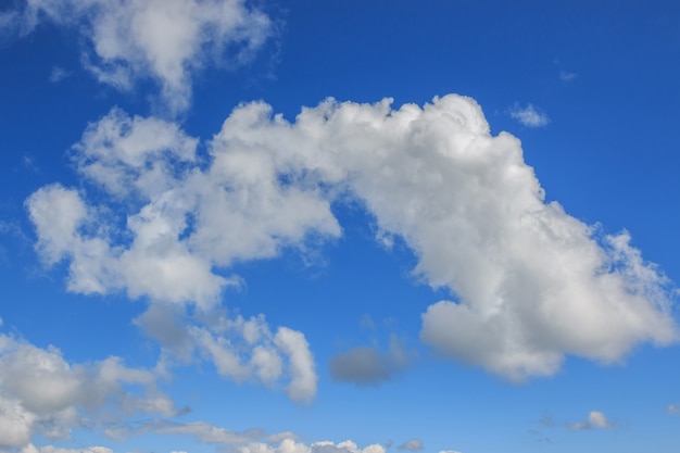 Cielo blu drammatico. Giornata limpida d'estate