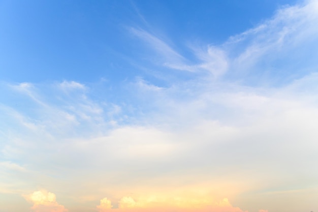 Cielo blu durante il giorno d'estate