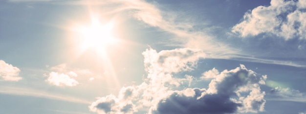 Cielo blu durante una giornata di sole con la luce del sole.