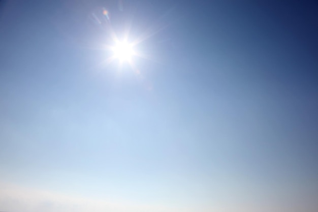 Cielo blu durante una giornata di sole con luce solare