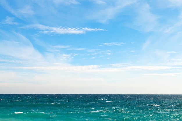 Cielo blu e acque scure del Mar Nero