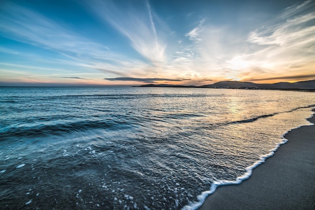 Cielo blu e arancione sul mare al tramonto in Sardegna Italia