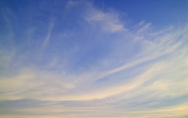 Cielo blu e cirri per lo sfondo