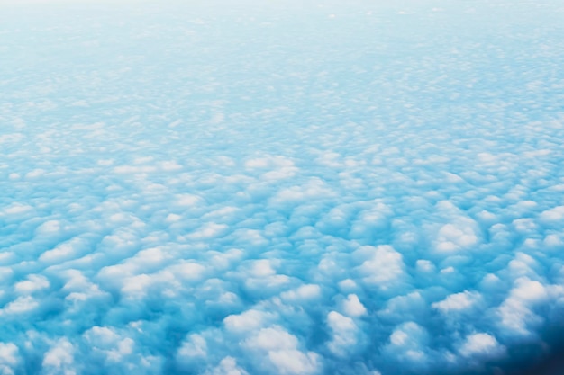 Cielo blu e fondo delle nuvole bianche