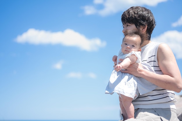 Cielo blu e genitore e figlio