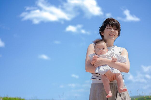 Cielo blu e genitore e figlio