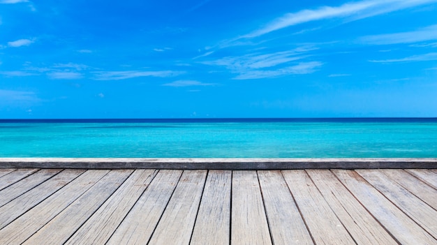 cielo blu e lo sfondo del pavimento in legno