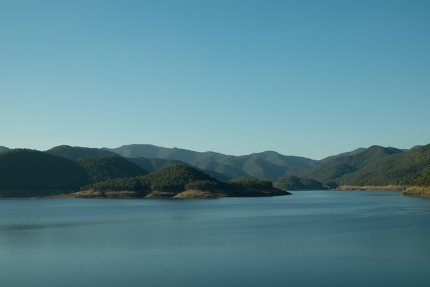 Cielo blu e montagna in acqua