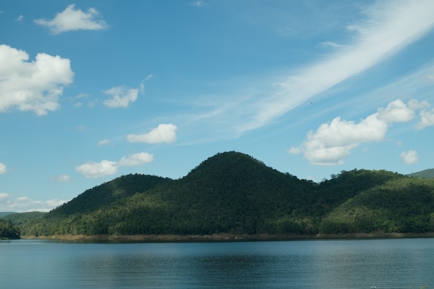 Cielo blu e montagna in acqua