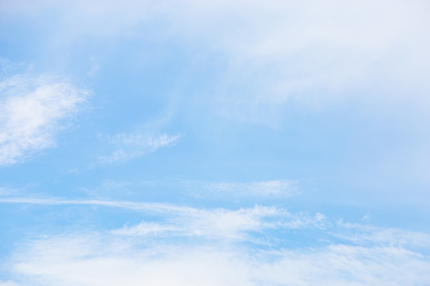 Cielo blu e nuvole bianche chiare