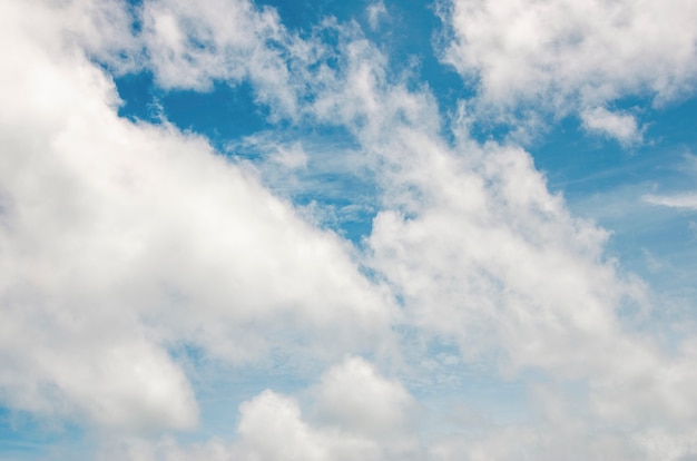 Cielo blu e nuvole bianche con fondo vago