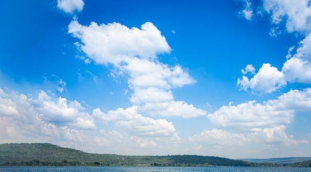 Cielo blu e nuvole bianche sullo sfondo della natura del dettaglio dell'acqua di montagna e lago