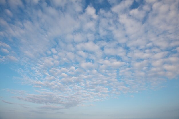Cielo blu e nuvole bianche sullo sfondo
