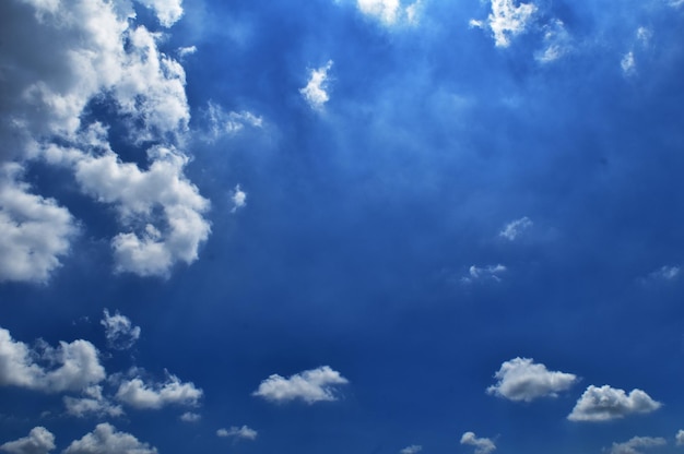 Cielo blu e nuvole bianche