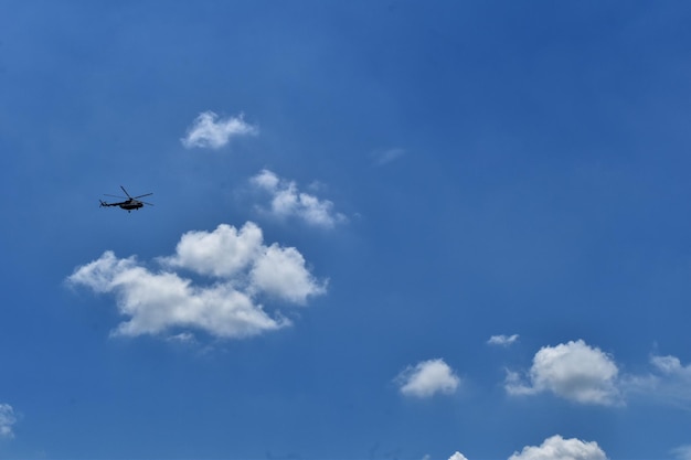 Cielo blu e nuvole bianche