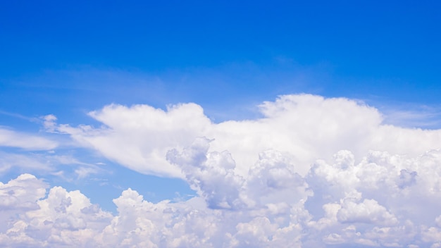 Cielo blu e nuvole bianche