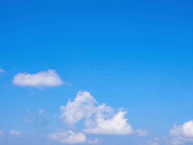 Cielo blu e nuvole bianche