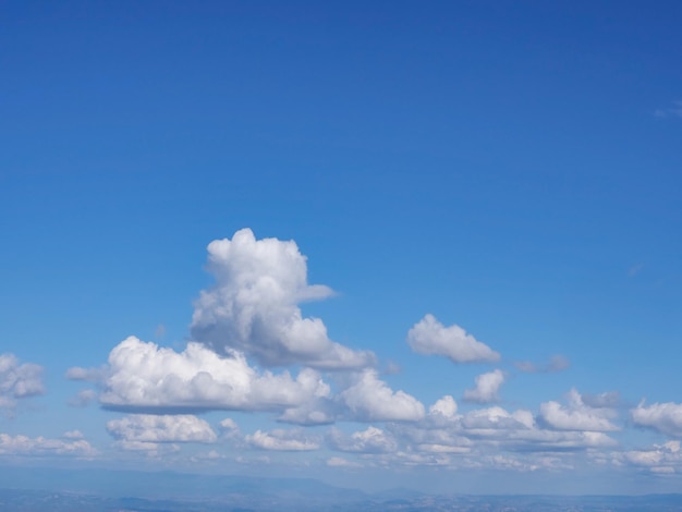 Cielo blu e nuvole bianche