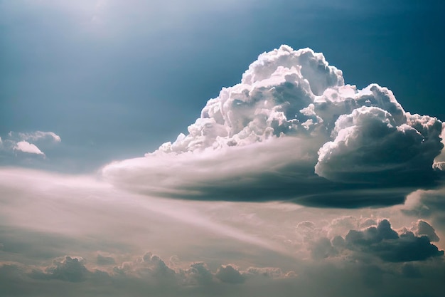 Cielo blu e nuvole sfondo