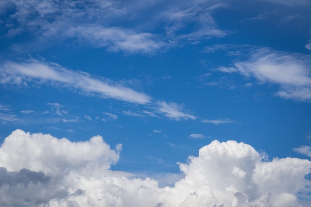 cielo blu e nuvole usano per lo sfondo