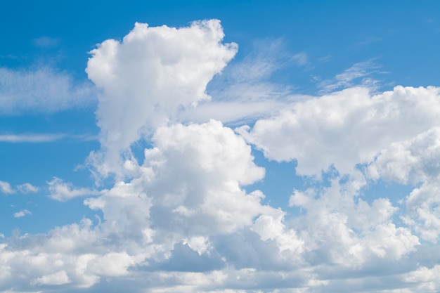 Cielo blu e orizzonte bianco soffice nuvola all'aperto per lo sfondo