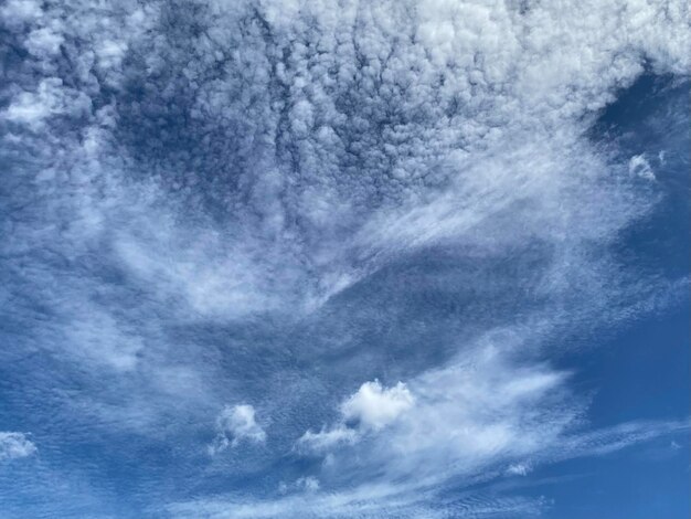 Cielo blu e paesaggio nuvoloso