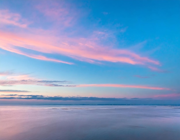 cielo blu e rosa all'alba